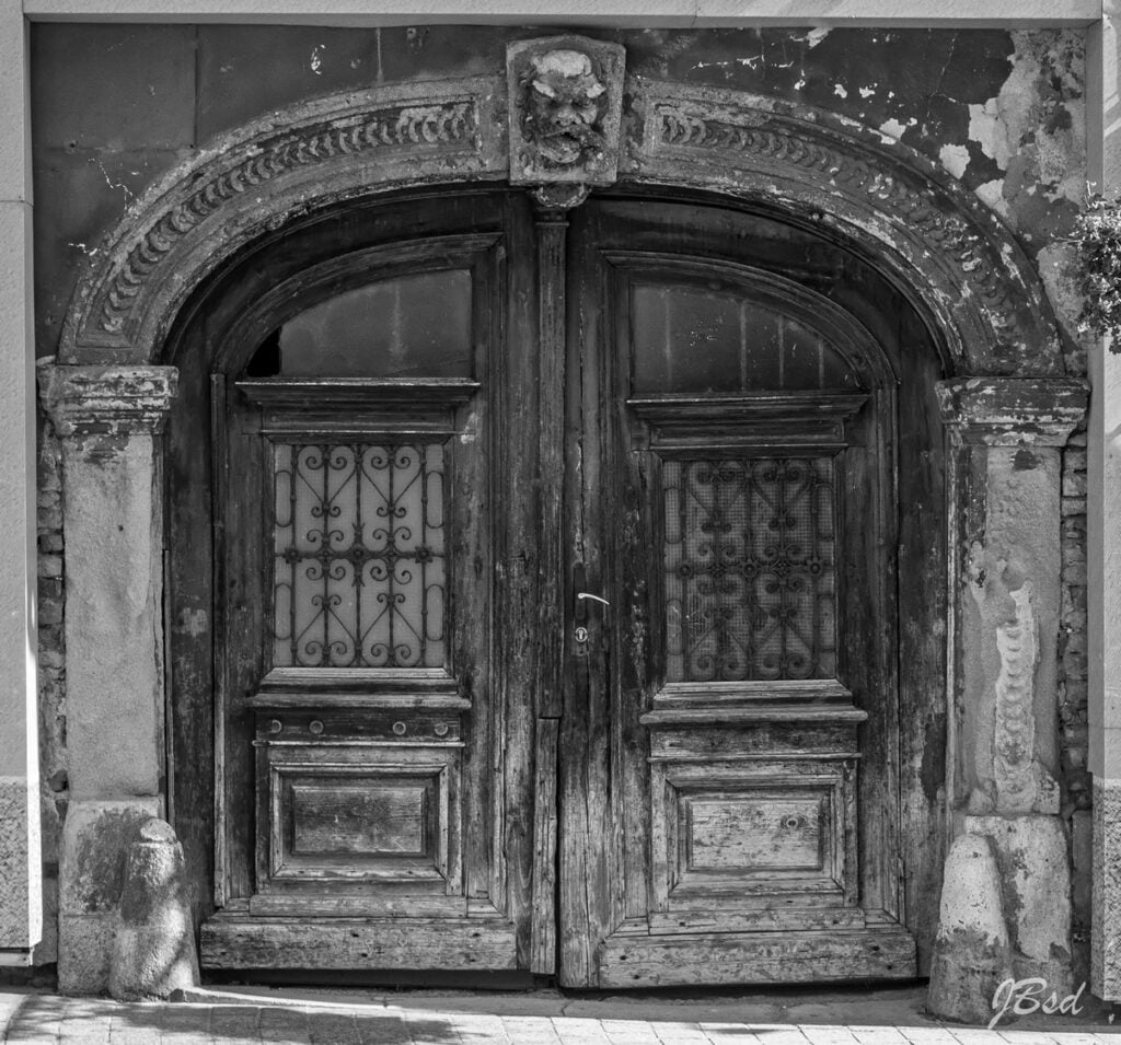 Vieux porche et Vieille porte en bois